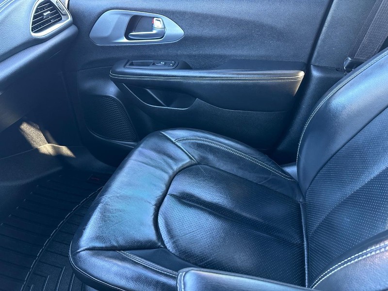 Chrysler Pacifica Vehicle Full-screen Gallery Image 21
