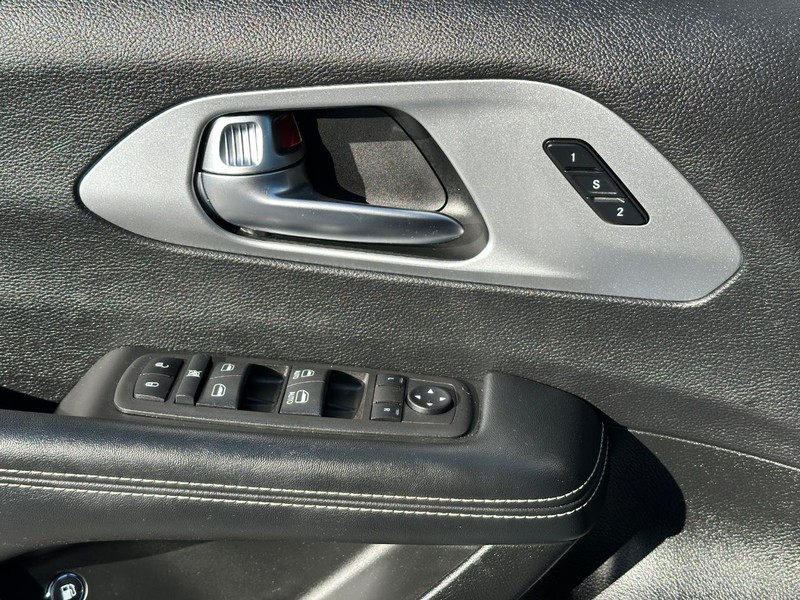 Chrysler Pacifica Vehicle Full-screen Gallery Image 23