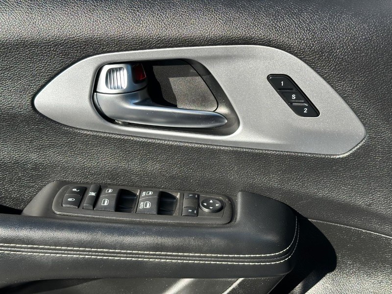 Chrysler Pacifica Vehicle Full-screen Gallery Image 25