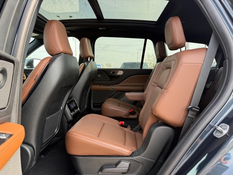 Lincoln Aviator Vehicle Full-screen Gallery Image 11
