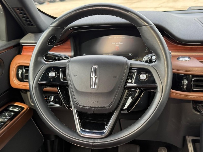 Lincoln Aviator Vehicle Full-screen Gallery Image 15