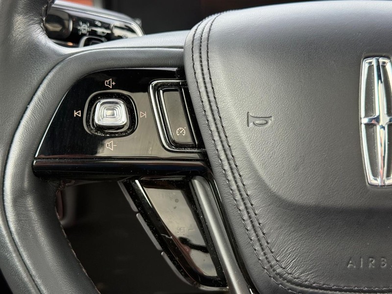 Lincoln Aviator Vehicle Full-screen Gallery Image 16