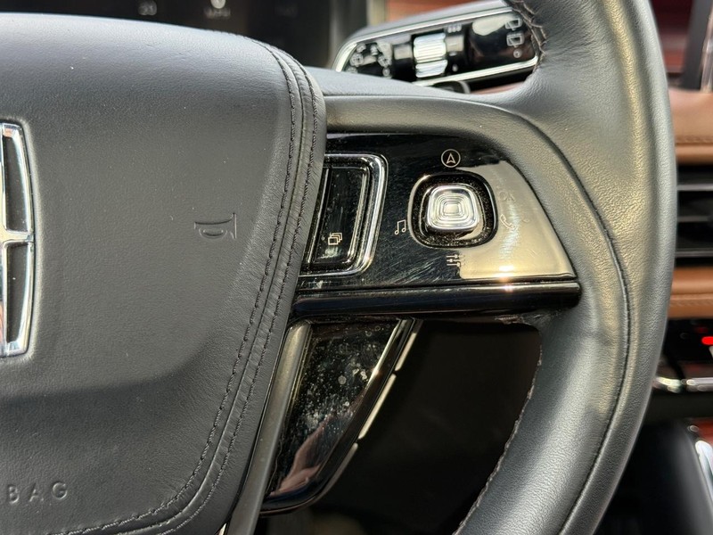 Lincoln Aviator Vehicle Full-screen Gallery Image 17