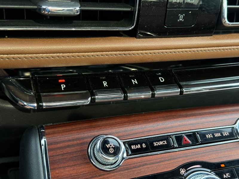 Lincoln Aviator Vehicle Full-screen Gallery Image 21