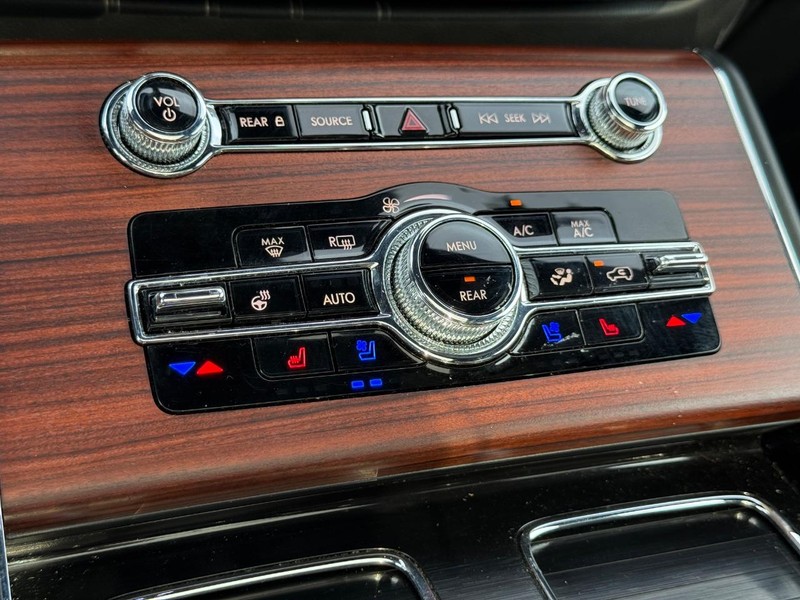 Lincoln Aviator Vehicle Full-screen Gallery Image 22