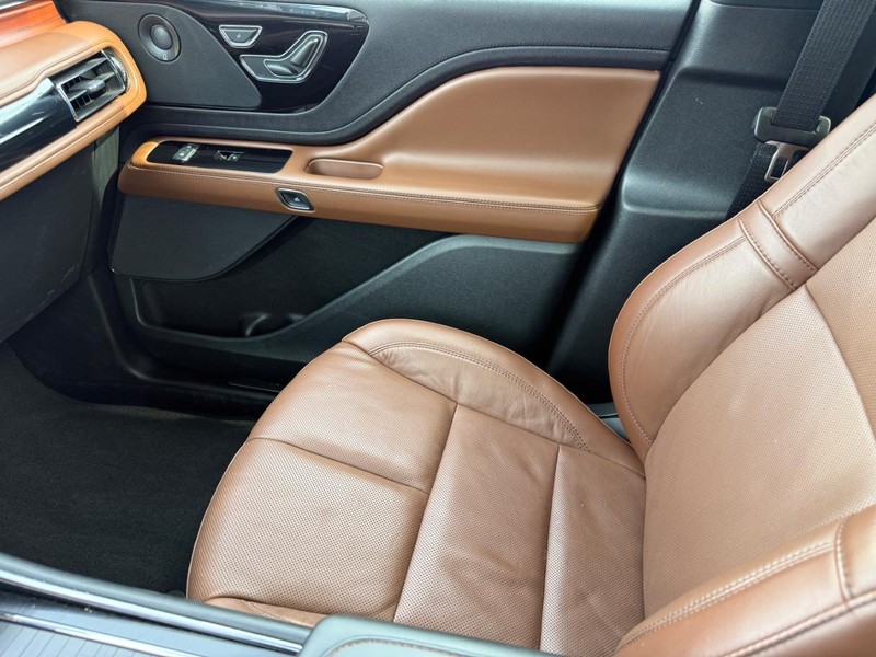 Lincoln Aviator Vehicle Full-screen Gallery Image 23