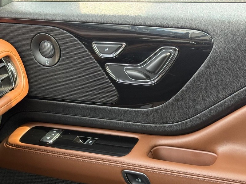 Lincoln Aviator Vehicle Full-screen Gallery Image 24