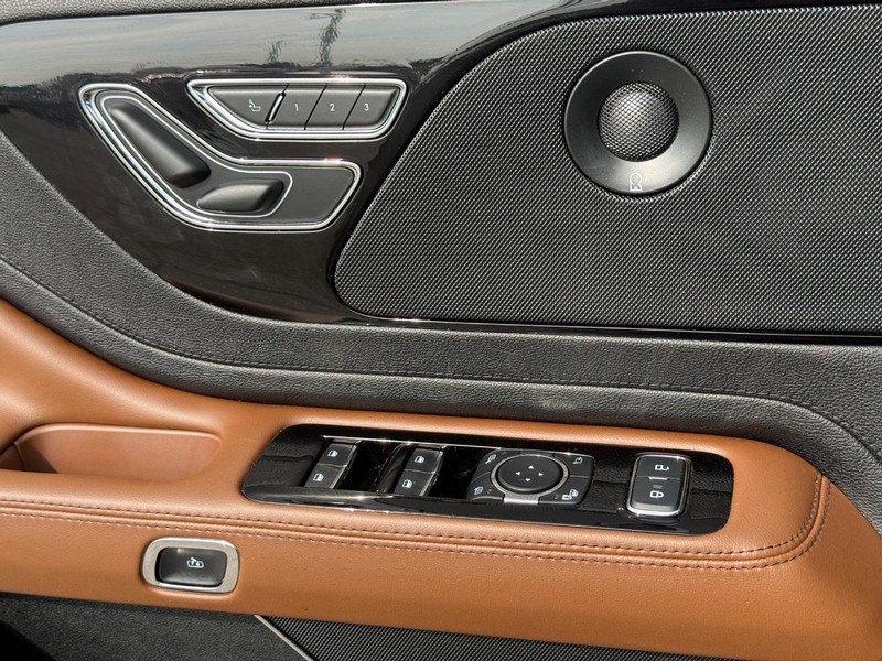 Lincoln Aviator Vehicle Full-screen Gallery Image 27