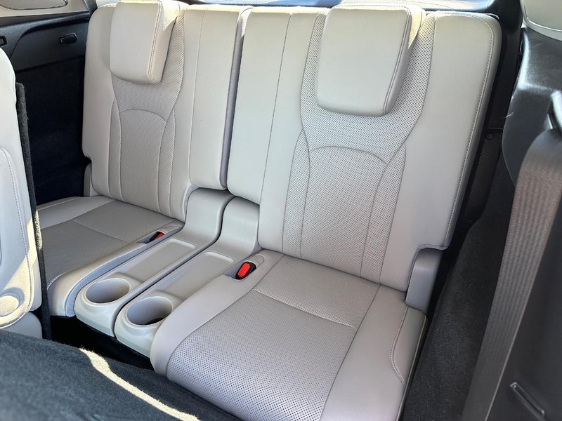 Lexus RX Vehicle Full-screen Gallery Image 10