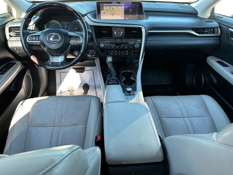 Lexus RX Vehicle Full-screen Gallery Image 14