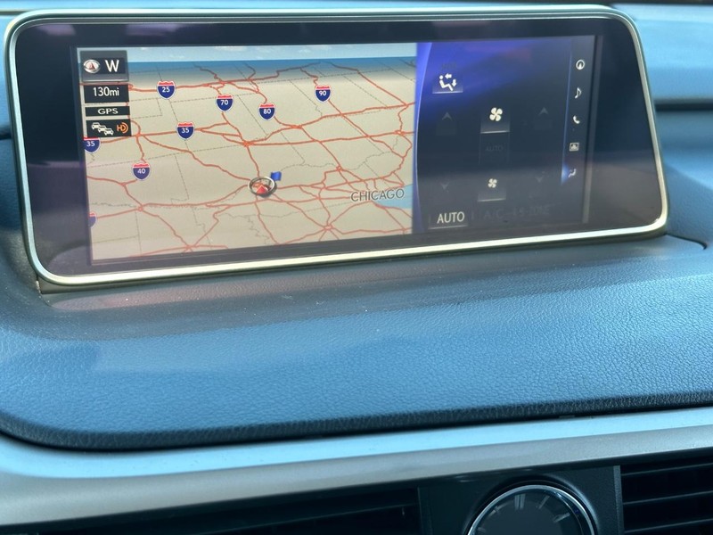 Lexus RX Vehicle Full-screen Gallery Image 18