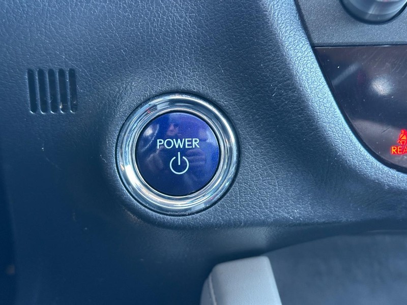 Lexus RX Vehicle Full-screen Gallery Image 21