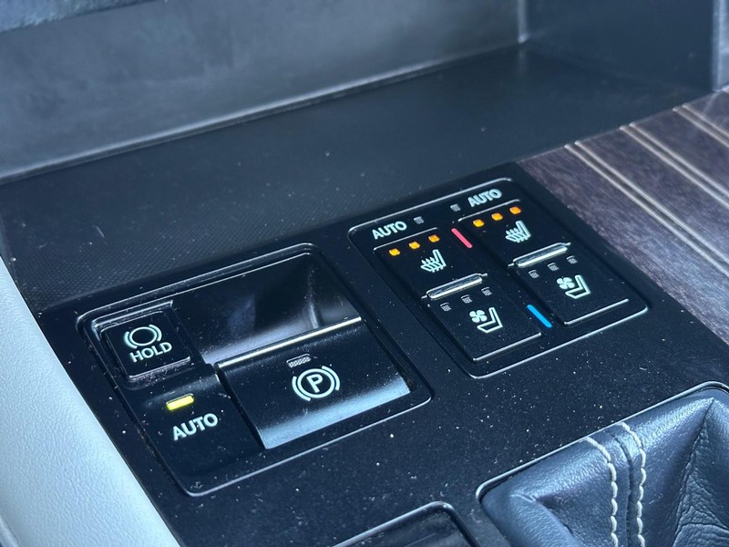 Lexus RX Vehicle Full-screen Gallery Image 22