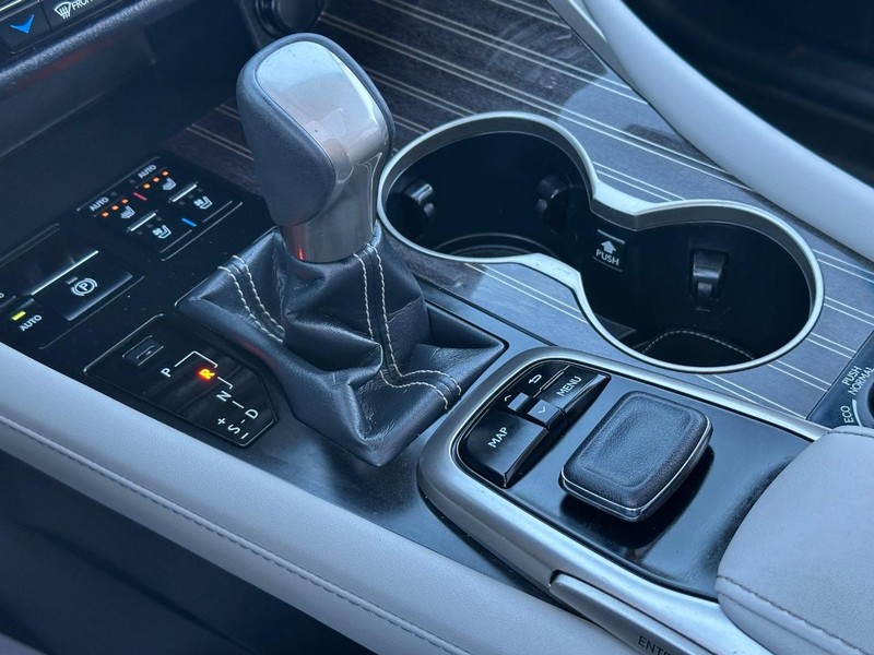 Lexus RX Vehicle Full-screen Gallery Image 23