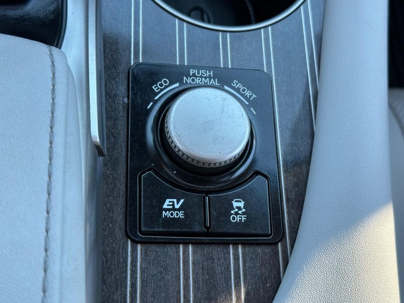 Lexus RX Vehicle Full-screen Gallery Image 24