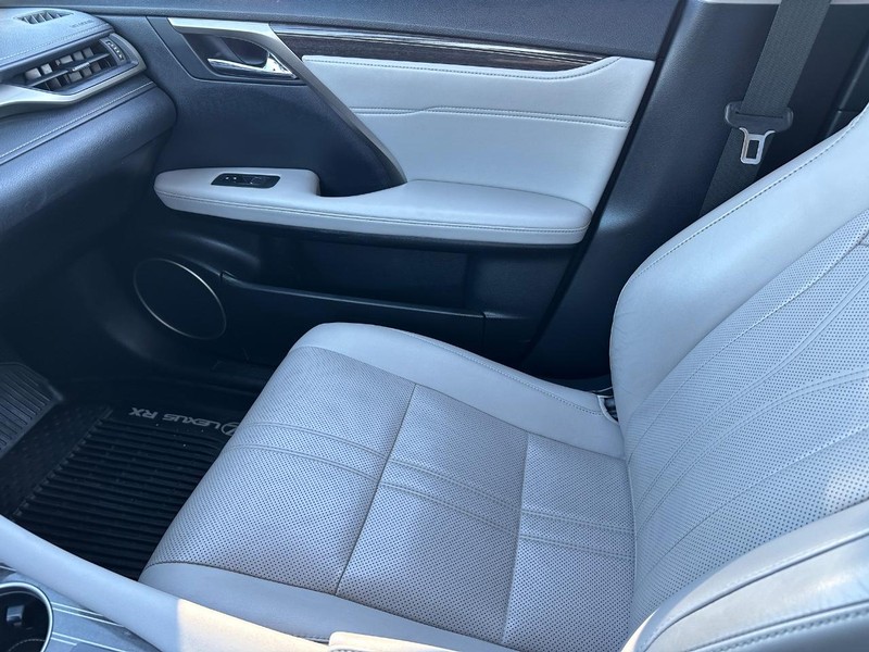 Lexus RX Vehicle Full-screen Gallery Image 25