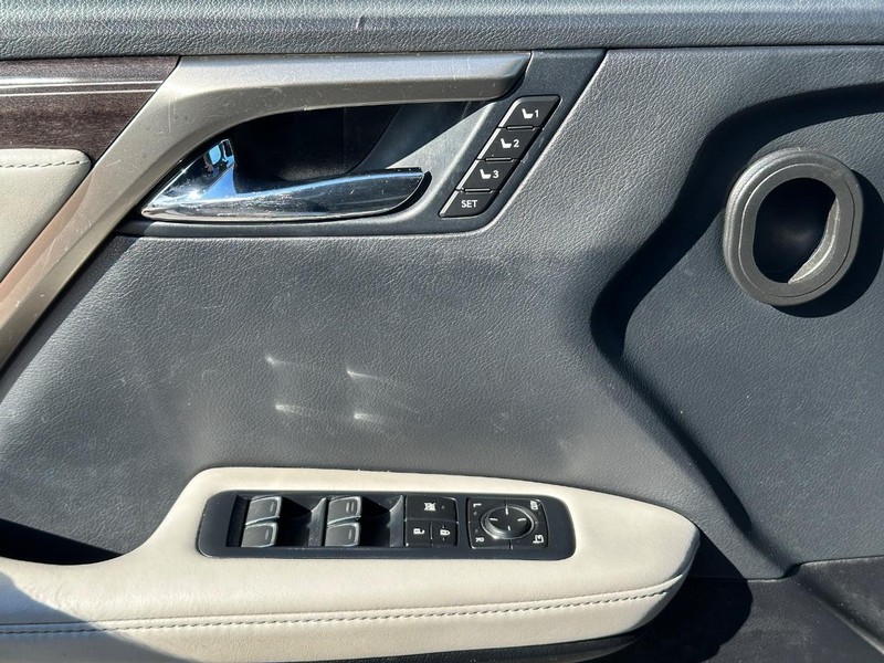 Lexus RX Vehicle Full-screen Gallery Image 28