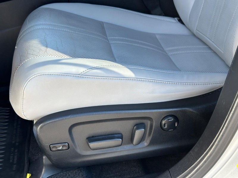 Lexus RX Vehicle Full-screen Gallery Image 29