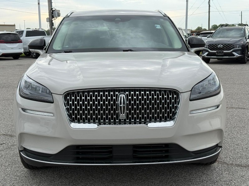 Lincoln Corsair Vehicle Full-screen Gallery Image 9