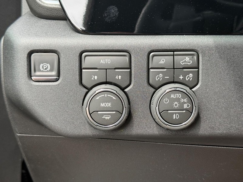 Chevrolet Silverado 1500 Vehicle Full-screen Gallery Image 16