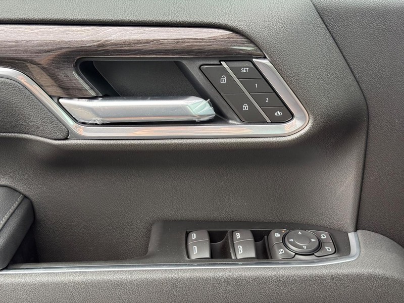 Chevrolet Silverado 1500 Vehicle Full-screen Gallery Image 17