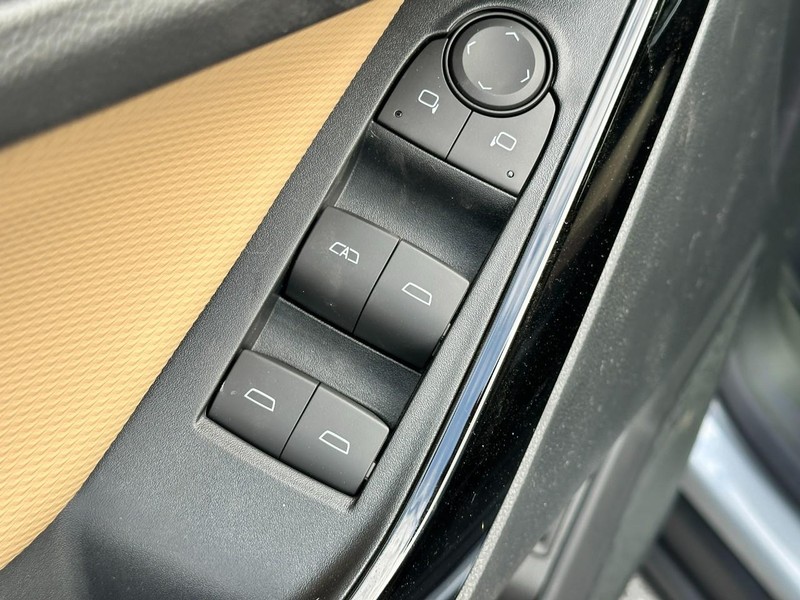 Chevrolet Equinox Vehicle Full-screen Gallery Image 9