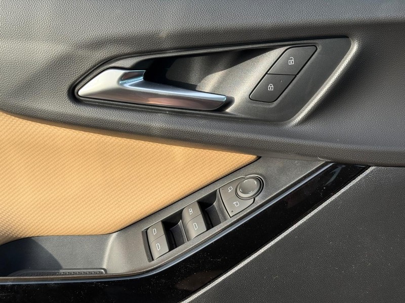 Chevrolet Equinox Vehicle Full-screen Gallery Image 16