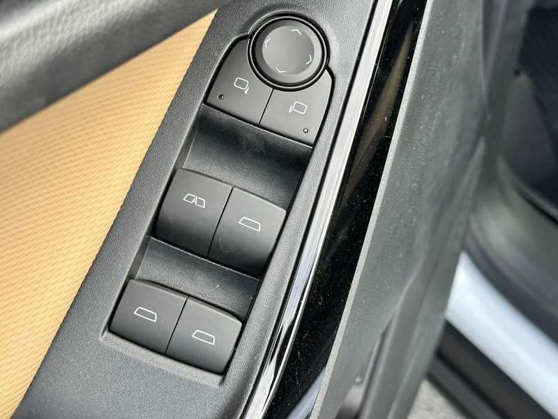 Chevrolet Equinox Vehicle Full-screen Gallery Image 9