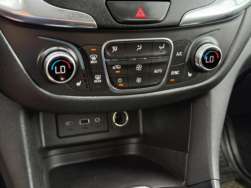 Chevrolet Equinox Vehicle Full-screen Gallery Image 18