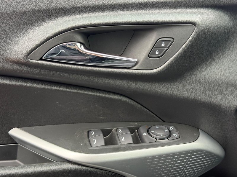 Chevrolet Trax Vehicle Full-screen Gallery Image 11