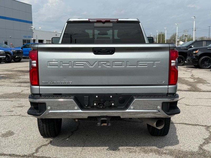 Chevrolet Silverado 2500HD Vehicle Full-screen Gallery Image 4