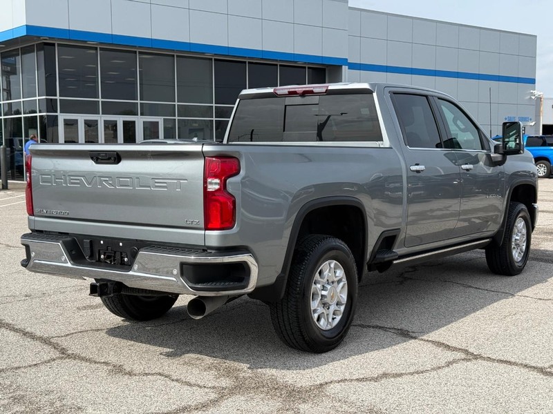 Chevrolet Silverado 2500HD Vehicle Full-screen Gallery Image 5
