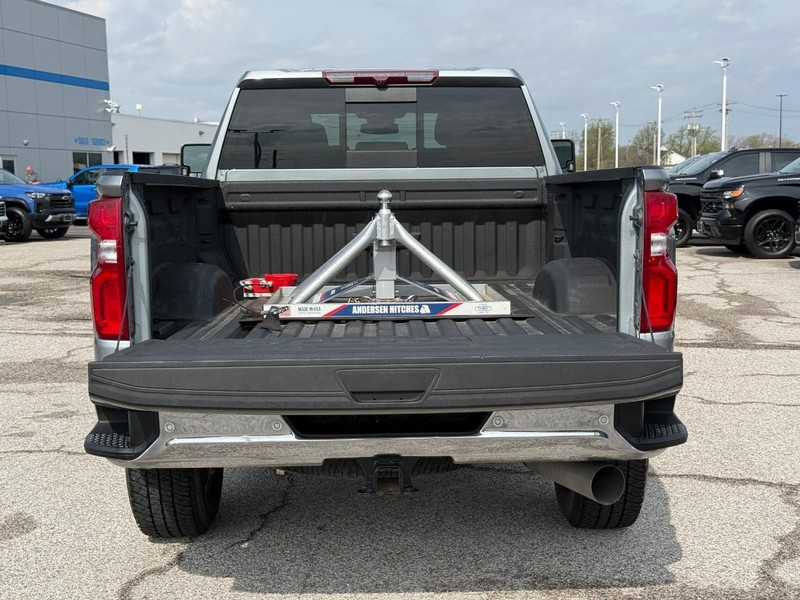 Chevrolet Silverado 2500HD Vehicle Full-screen Gallery Image 6