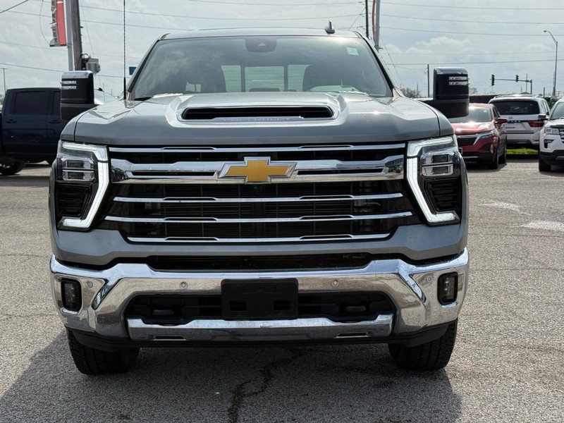 Chevrolet Silverado 2500HD Vehicle Full-screen Gallery Image 11