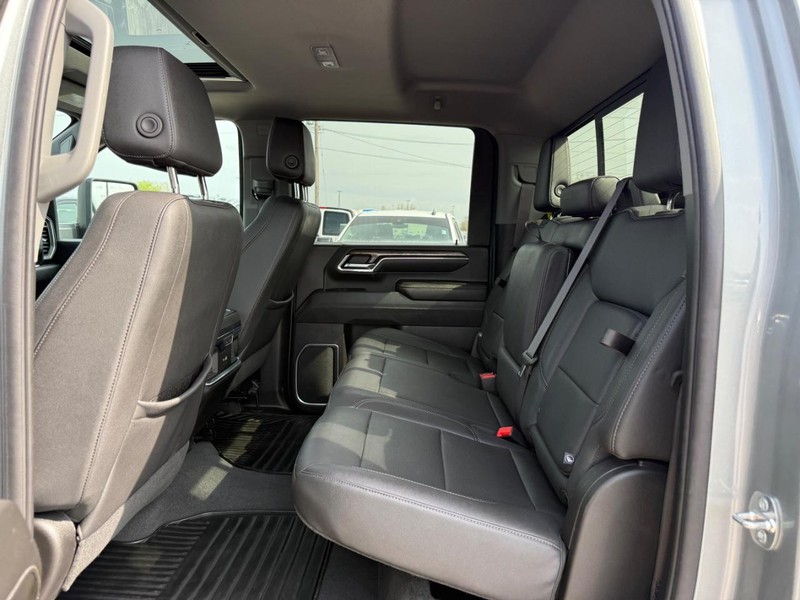 Chevrolet Silverado 2500HD Vehicle Full-screen Gallery Image 12