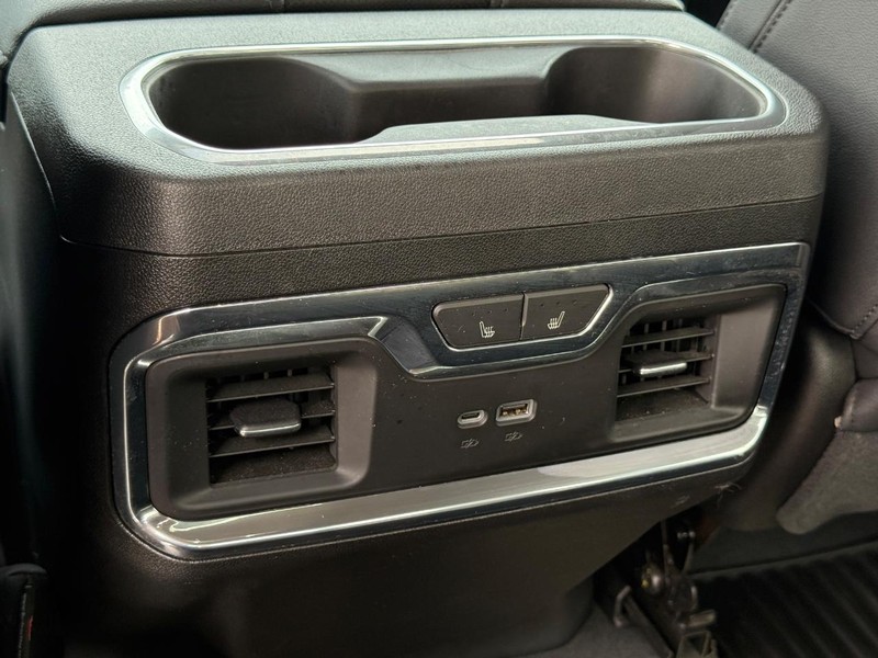 Chevrolet Silverado 2500HD Vehicle Full-screen Gallery Image 14