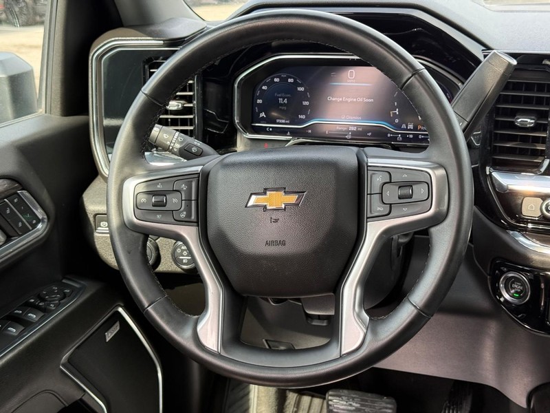 Chevrolet Silverado 2500HD Vehicle Full-screen Gallery Image 16