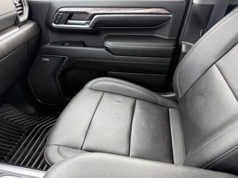 Chevrolet Silverado 2500HD Vehicle Full-screen Gallery Image 24