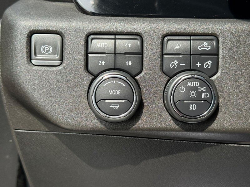 Chevrolet Silverado 2500HD Vehicle Full-screen Gallery Image 25
