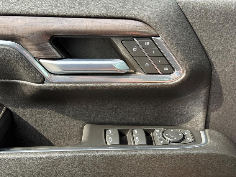 Chevrolet Silverado 2500HD Vehicle Full-screen Gallery Image 26