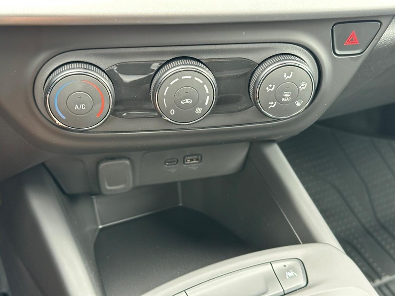 Chevrolet Trax Vehicle Full-screen Gallery Image 12