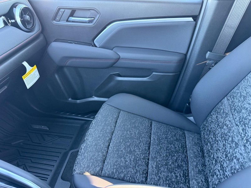 Chevrolet Colorado Vehicle Full-screen Gallery Image 15