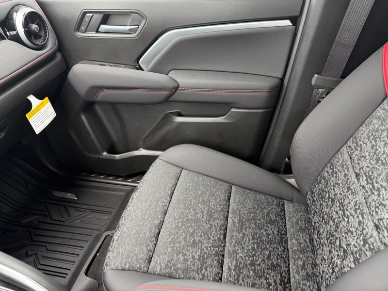 Chevrolet Colorado Vehicle Full-screen Gallery Image 15