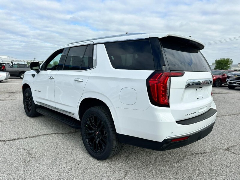 GMC Yukon Vehicle Full-screen Gallery Image 3