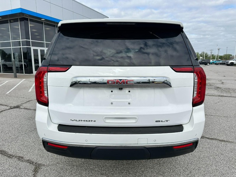 GMC Yukon Vehicle Full-screen Gallery Image 4