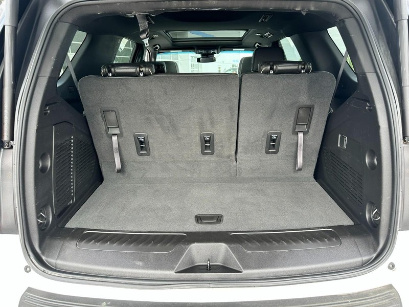 GMC Yukon Vehicle Full-screen Gallery Image 5