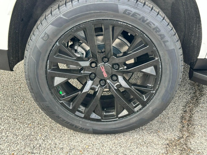 GMC Yukon Vehicle Full-screen Gallery Image 6