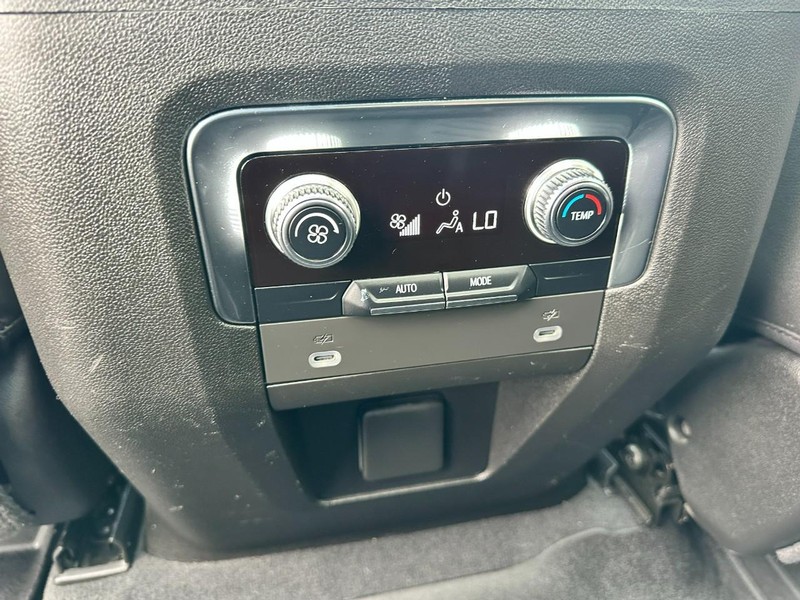 GMC Yukon Vehicle Full-screen Gallery Image 12
