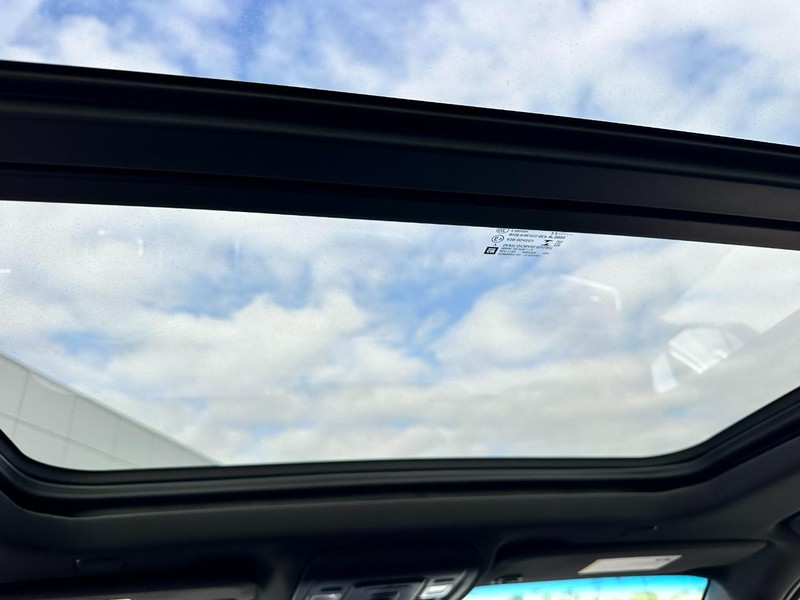 GMC Yukon Vehicle Full-screen Gallery Image 13