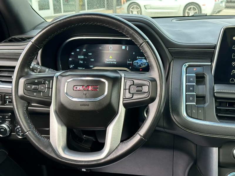 GMC Yukon Vehicle Full-screen Gallery Image 15